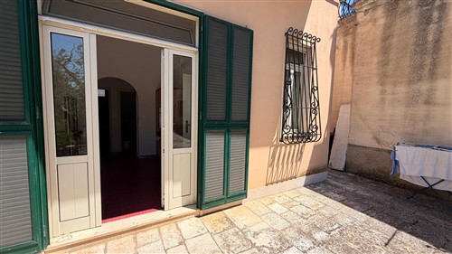 Villa a Pochi Passi, Completa di Tutti i Servizi. Buono Stato.